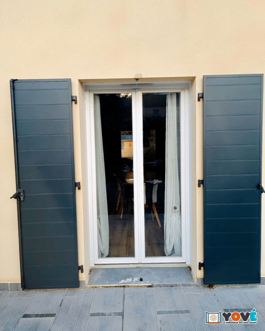 Porte d'entrée BEL'M et volets battants de la marque EHRET 2