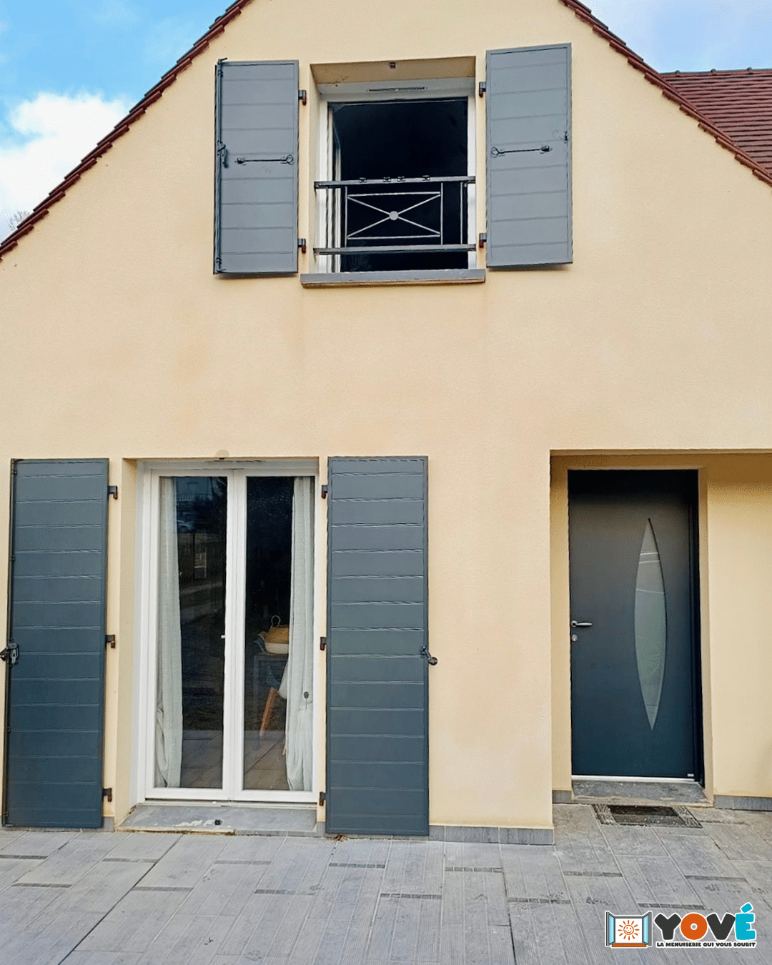 Porte d'entrée BEL'M et volets battants de la marque EHRET