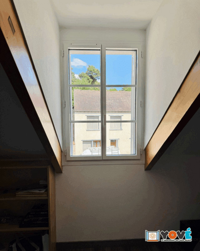 Vue intérieure mettant en valeur le design épuré des Fenêtres Aluminium siMple de la marque Millet, avec dormant invisible et poignée laquée assortie à la teinte de la menuiserie. Buthiers