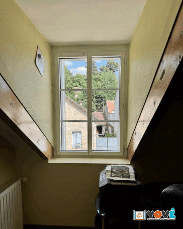 Détail de finition des Fenêtres Aluminium siMple de la marque Millet : charnières invisibles, bicoloration et store vénitien intégré pour un confort sur mesure et une esthétique raffinée.