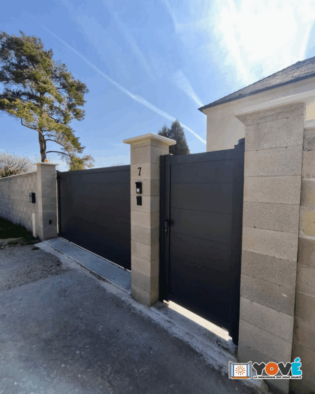 Portillon et portail aluminium assorti Karantan gris installé à Moret Loing et Orvanne
