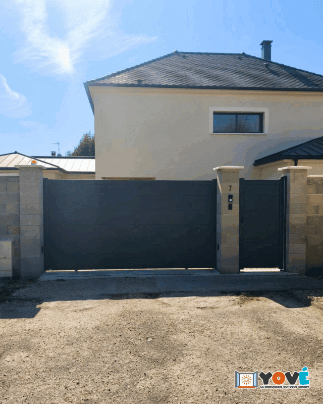 Portail coulissant et portillon aluminium Karantan Kostum gris anthracite installé à Moret Loing et Orvanne par YOVÉ
