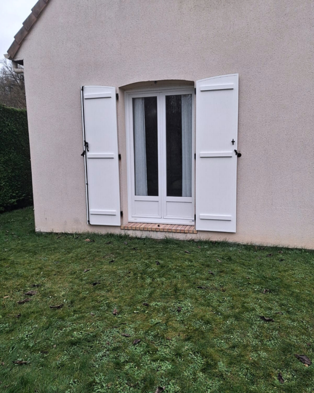 alt="Volets battants Trotter en aluminium isolés et cintrés installés à Faÿ-lès-Nemours"