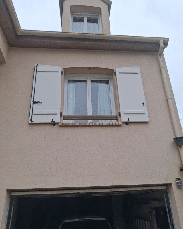 Détail de volets battants aluminium cintrés sur mesure à Faÿ-lès-Nemours
