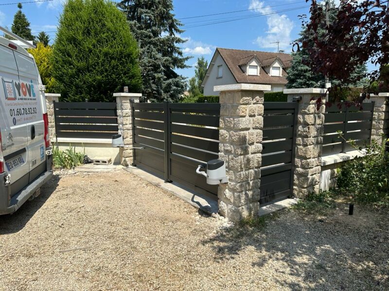 Portail aluminium AGALON et clôture MAEZ Kostum à Milly-la-Forêt