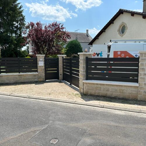 Portail aluminium AGALON et clôture MAEZ Kostum à Milly-la-Forêt