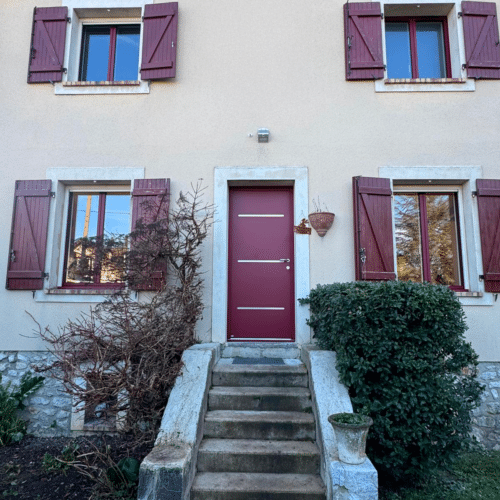 Menuiseries aluminium K-Line rouges extérieur sur maison traditionnelle à Héricy (77)