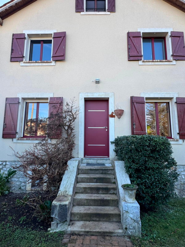 Menuiseries aluminium K-Line rouges extérieur sur maison traditionnelle à Héricy (77)